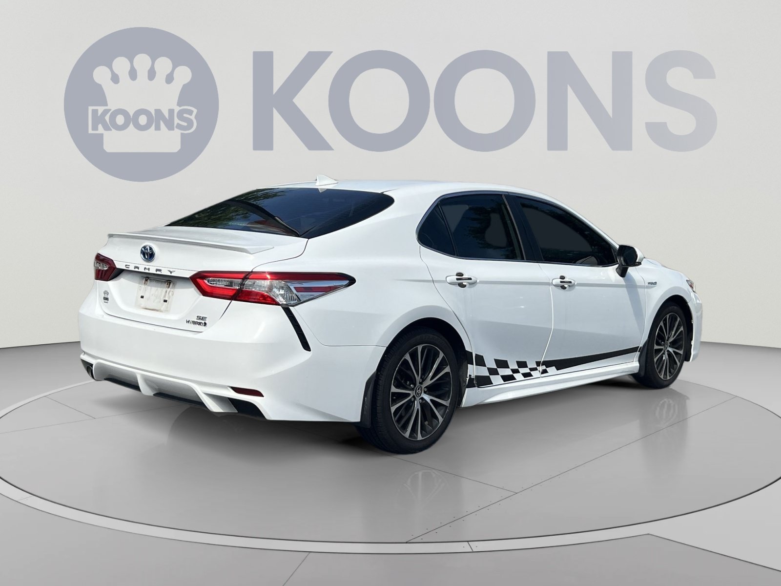 Used 2020 Toyota Camry SE w/ Sunroof Package FWD image 5
