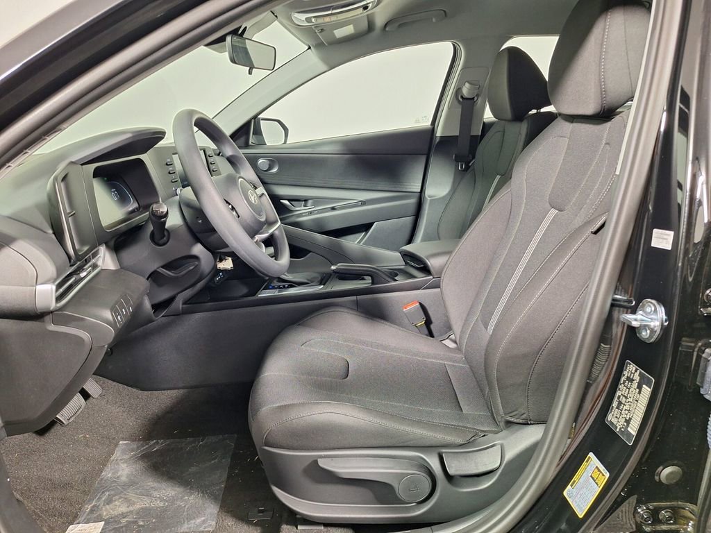 Used 2026 Hyundai Elantra SE FWD image 9