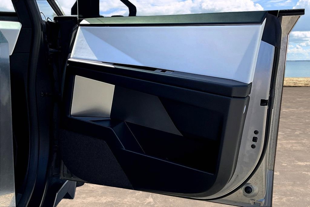 Used 2024 Tesla Cybertruck AWD Crew Cab image 29