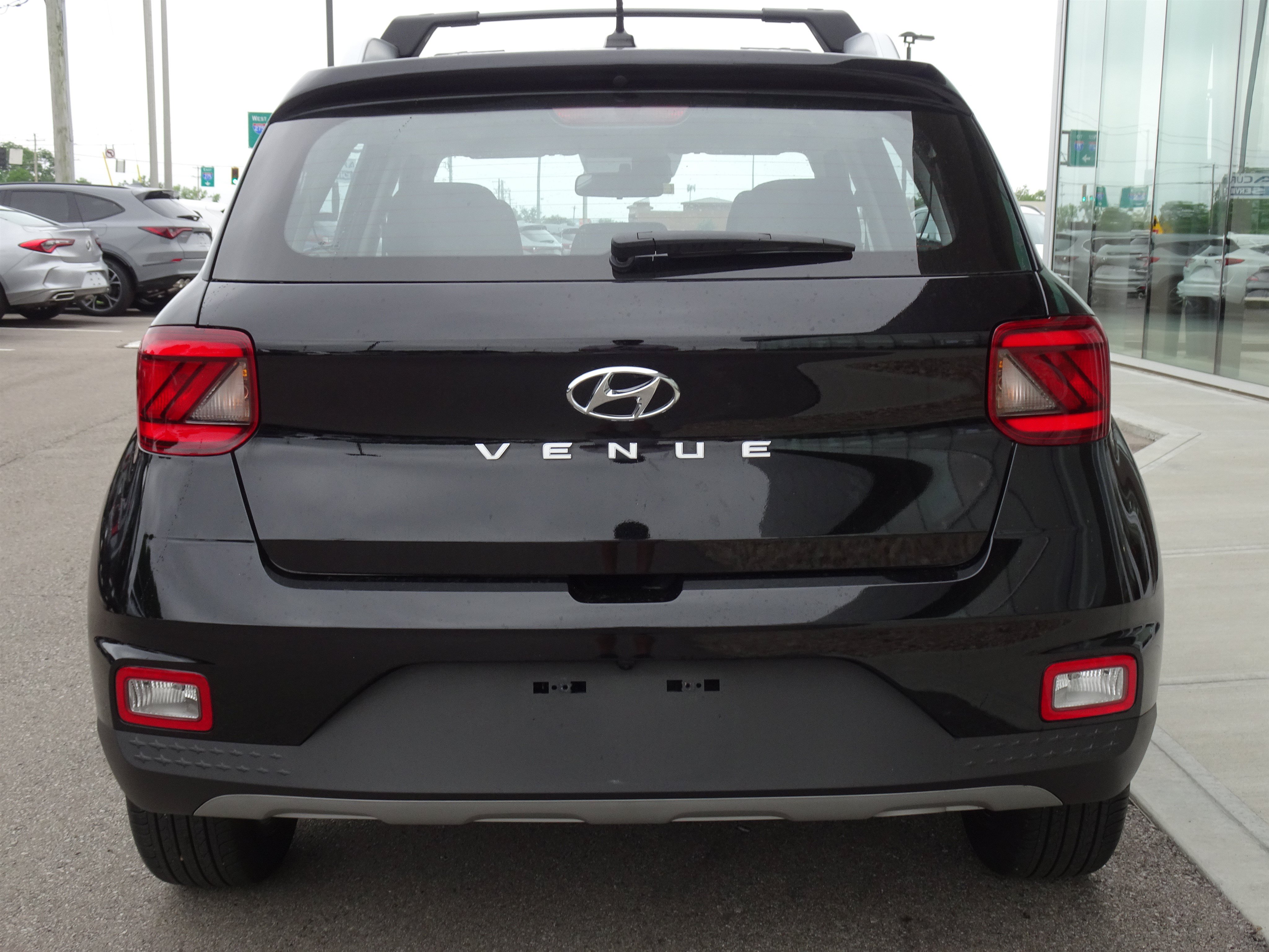 Used 2023 Hyundai Venue SEL FWD image 4