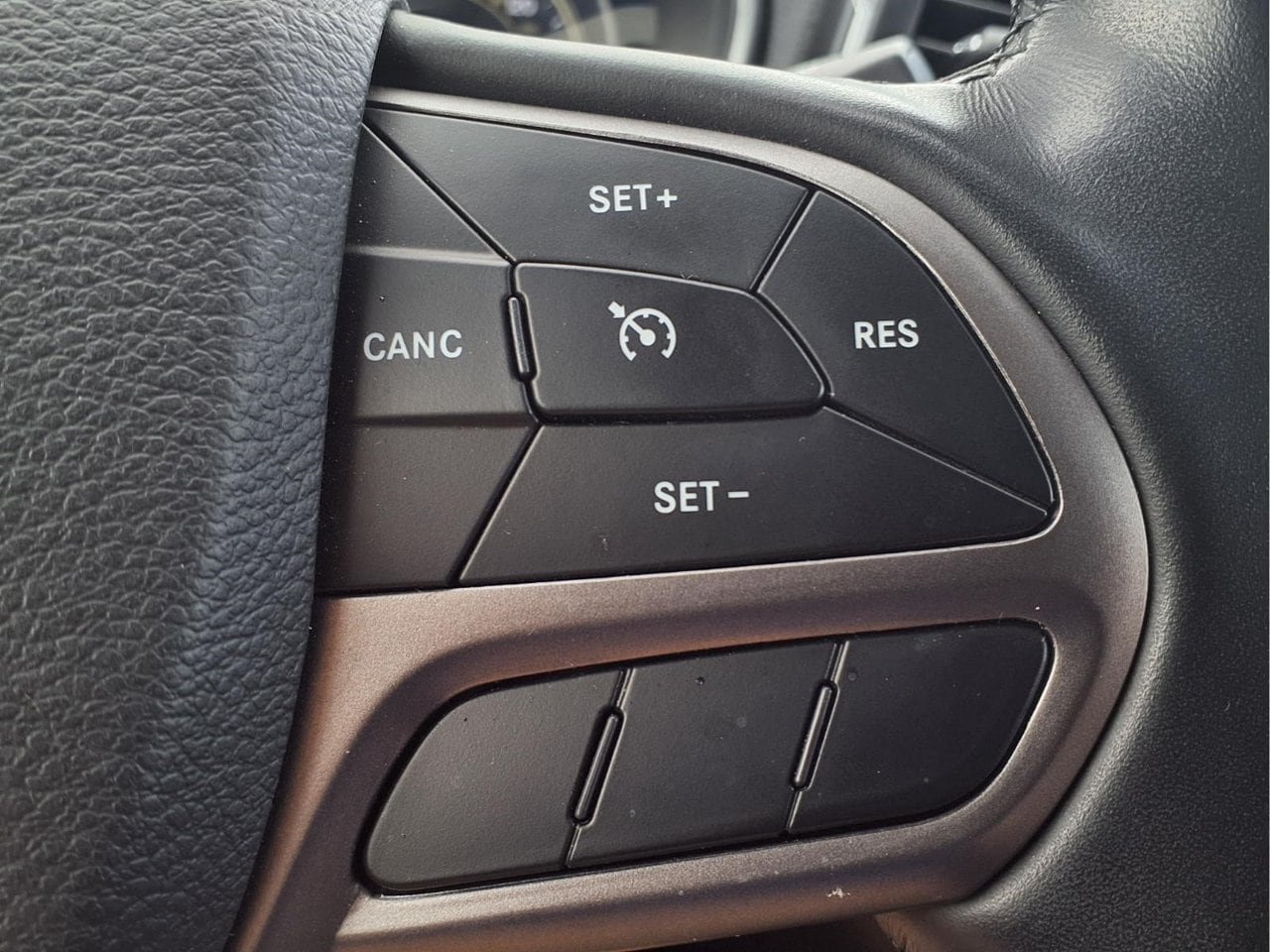 Used 2021 Jeep Cherokee Latitude Lux w/ Mopar Interior Package AWD/4WD image 21