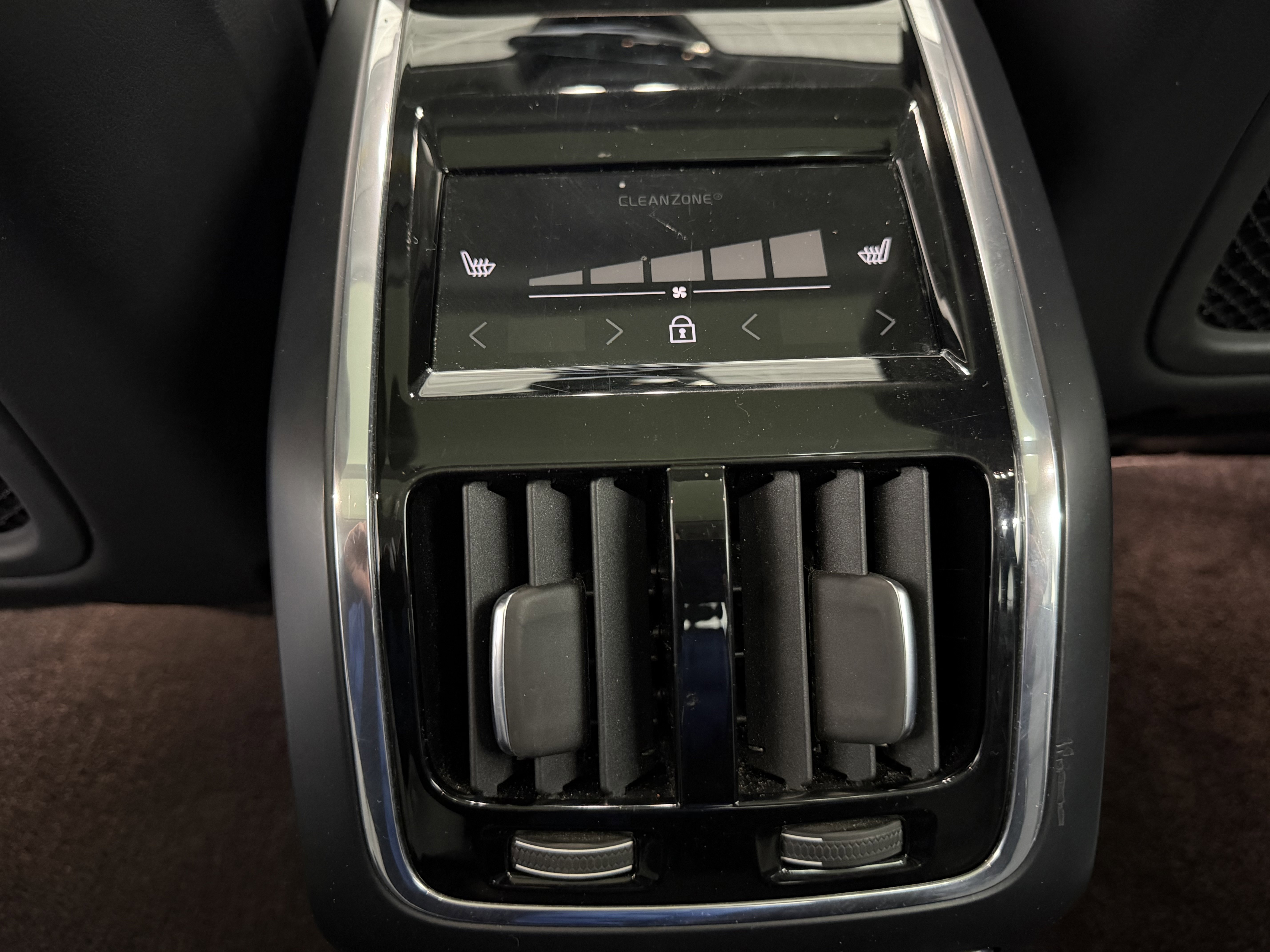 Used 2023 Volvo S90 B6 Plus image 24