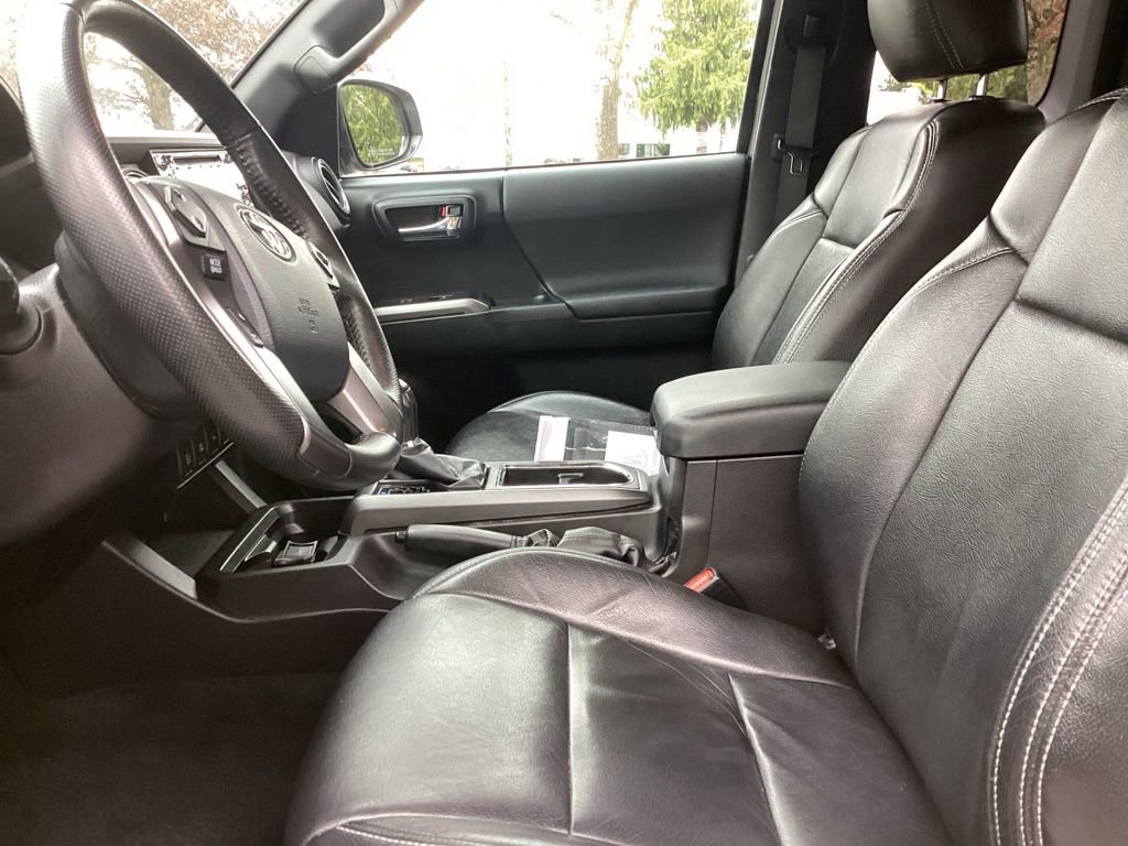 Used 2016 Toyota Tacoma TRD Off-Road w/ Premium & Technology Package AWD/4WD image 4