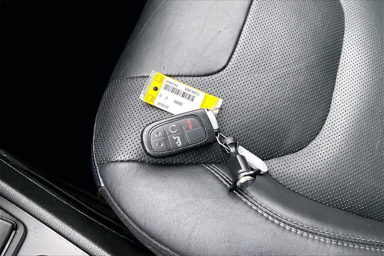 Used 2020 Jeep Cherokee Limited image 29