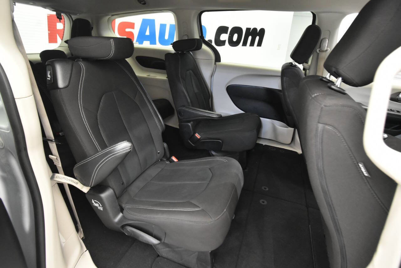Used 2023 Chrysler Voyager LX FWD image 18