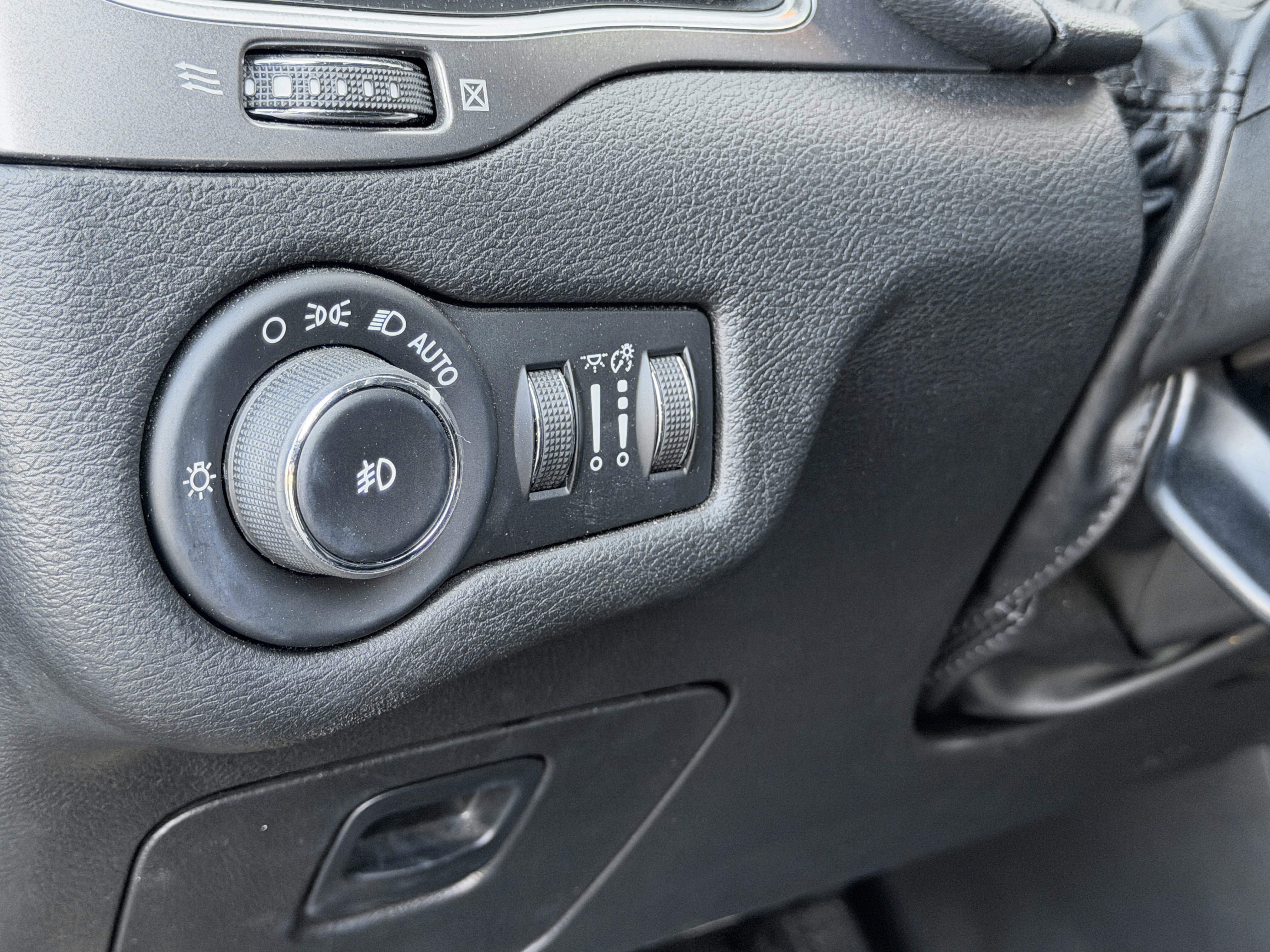 Used 2019 Jeep Cherokee Latitude Plus image 11