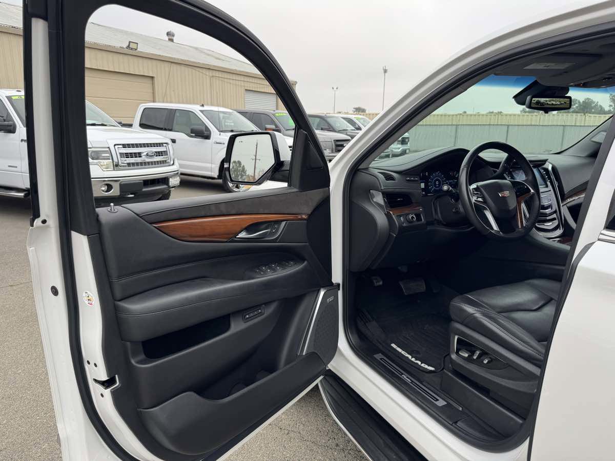 Used 2017 Cadillac Escalade Luxury image 25
