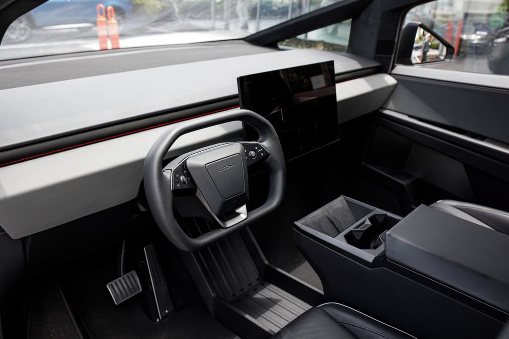 Used 2025 Tesla Cybertruck AWD Crew Cab image 29