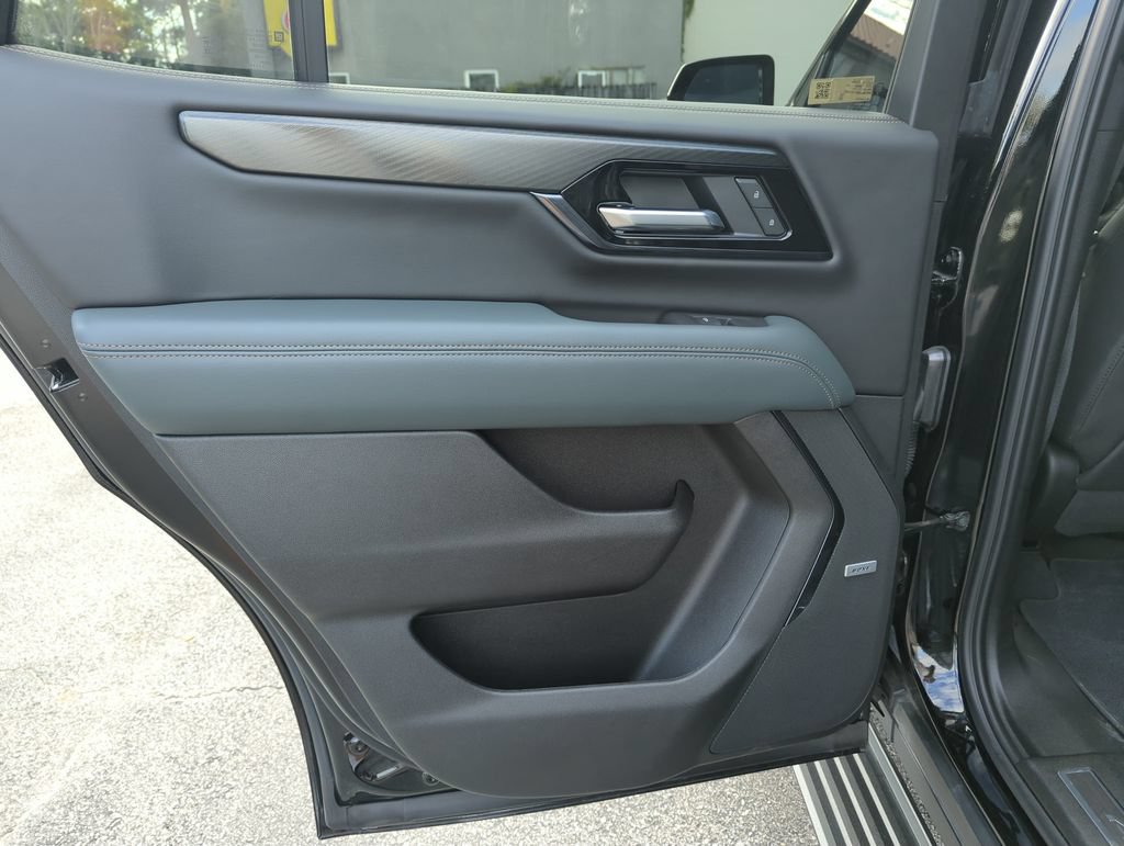 Used 2025 GMC Yukon AT4 w/ AT4 Premium Package AWD/4WD image 29