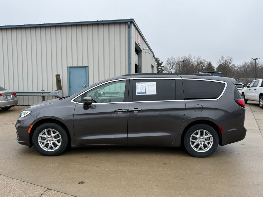Used 2022 Chrysler Pacifica Touring-L image 4