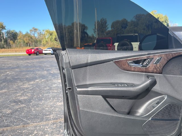 Used 2019 Audi Q8 Premium Plus w/ Premium Plus AWD/4WD image 15