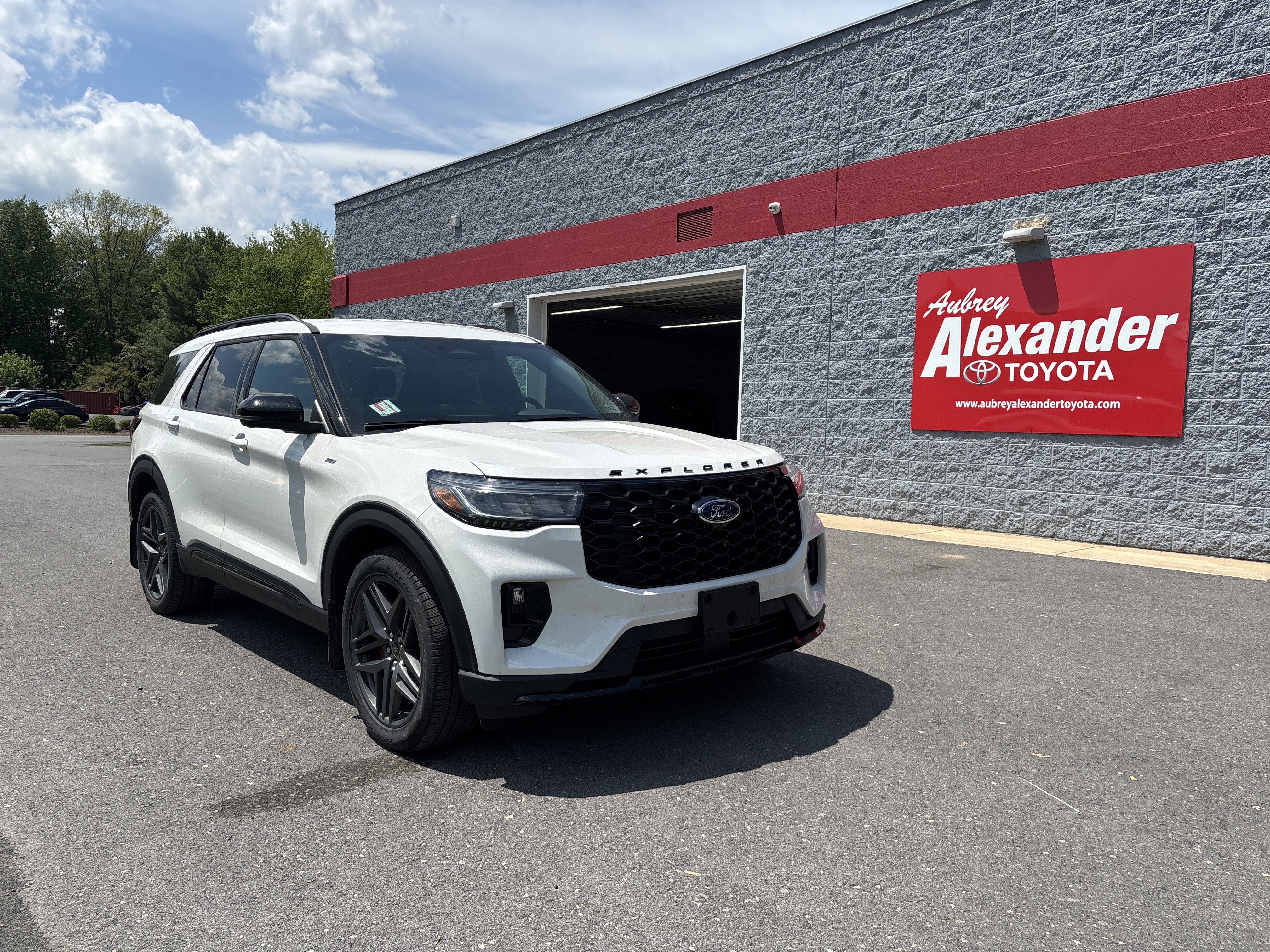 Used 2025 Ford Explorer ST-Line w/ Premium Package AWD/4WD image 1