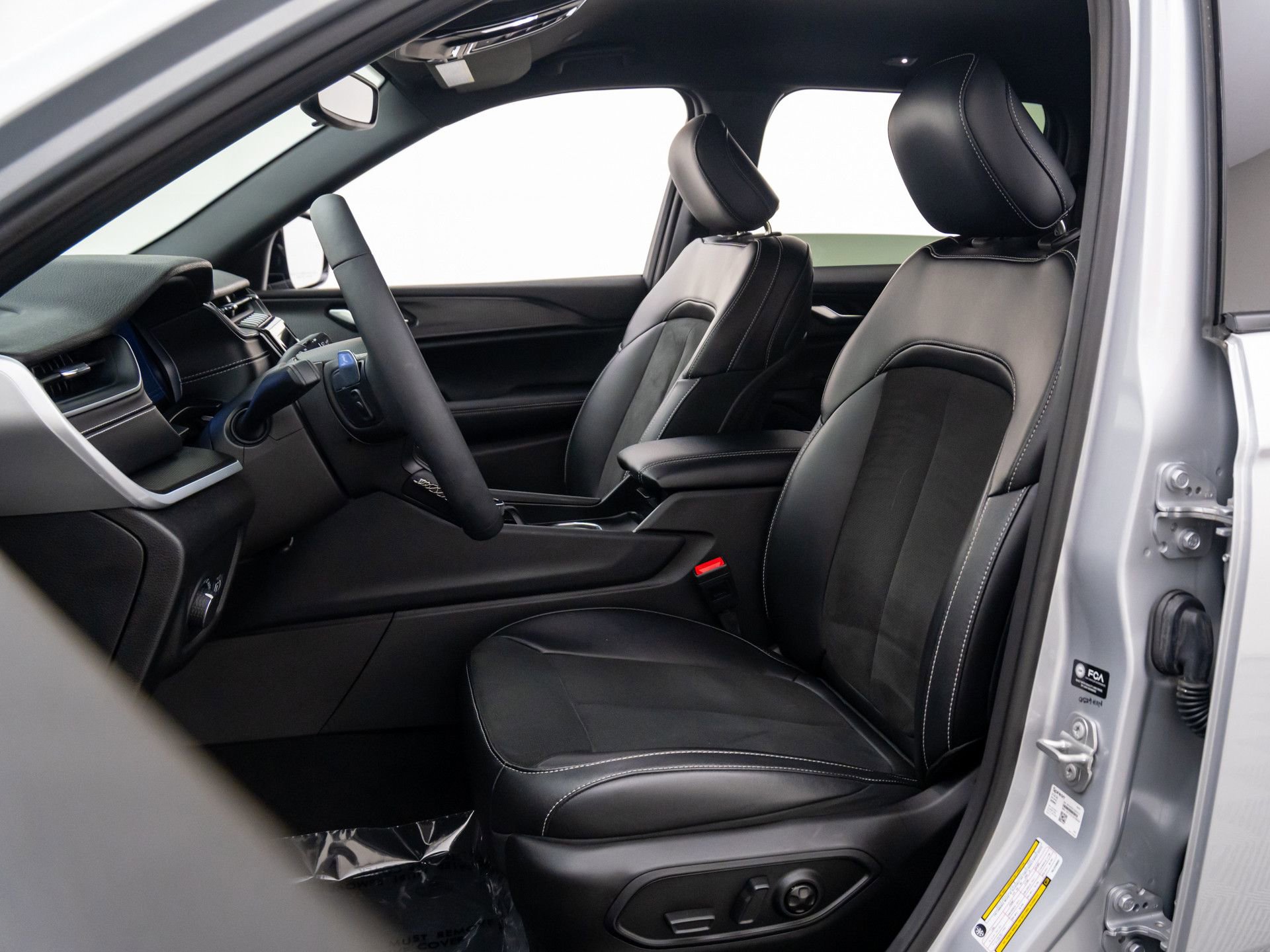 Used 2024 Jeep Grand Cherokee Altitude image 16