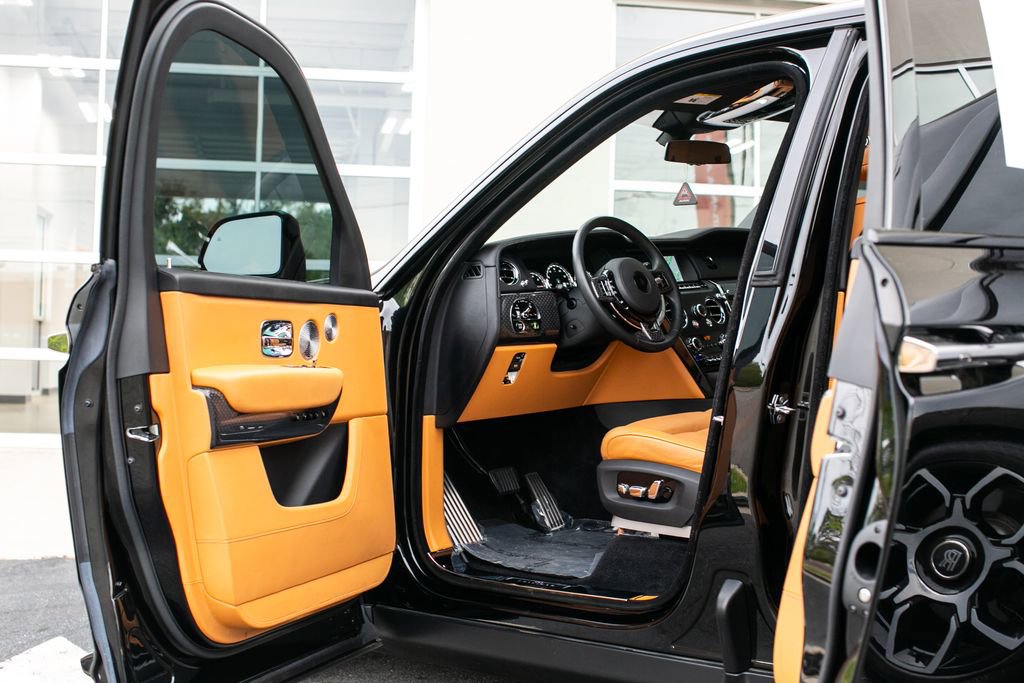 Used 2022 Rolls-Royce Cullinan Black Badge image 19