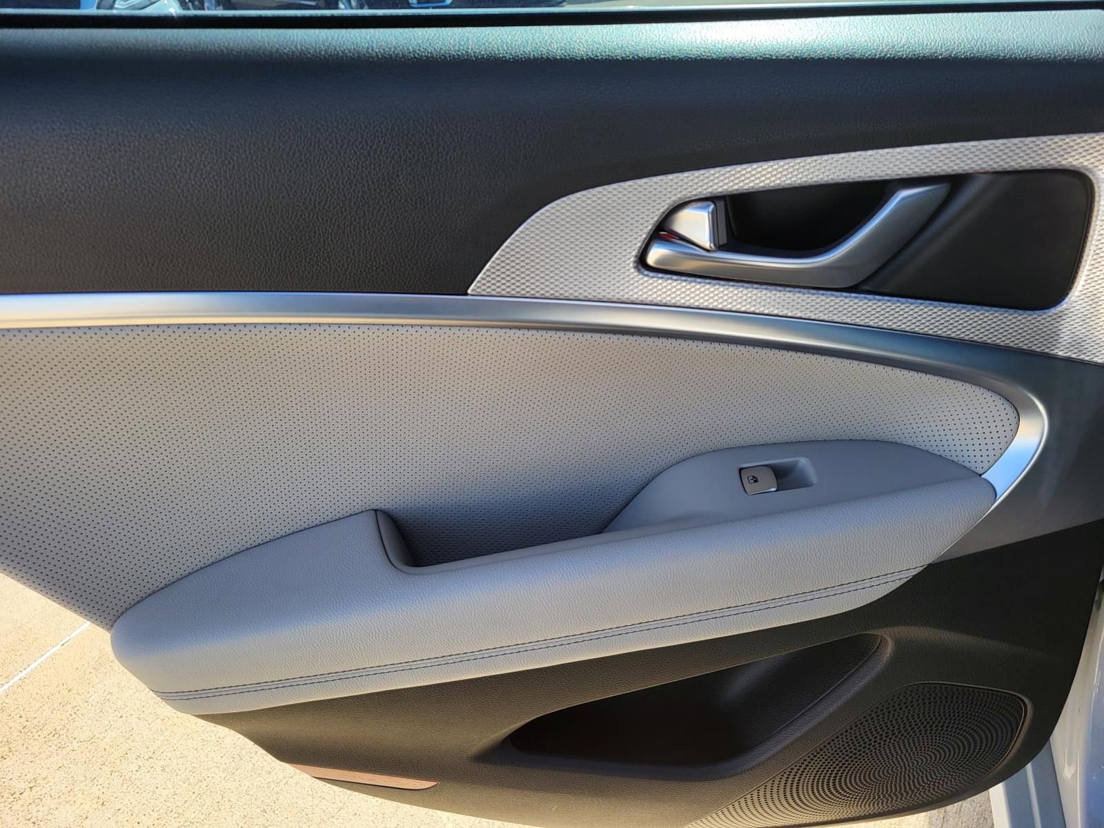 Used 2022 Genesis G70 3.3T image 16