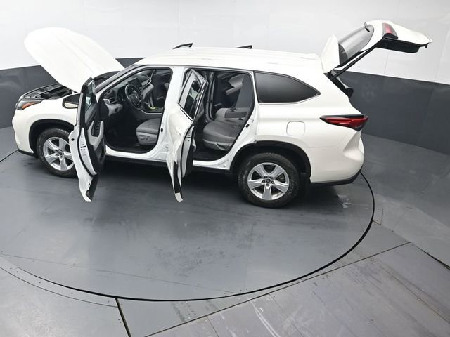 Used 2021 Toyota Highlander LE AWD/4WD image 46