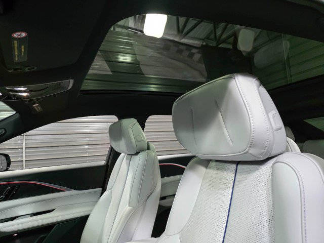 Used 2024 Cadillac Lyriq Luxury image 17