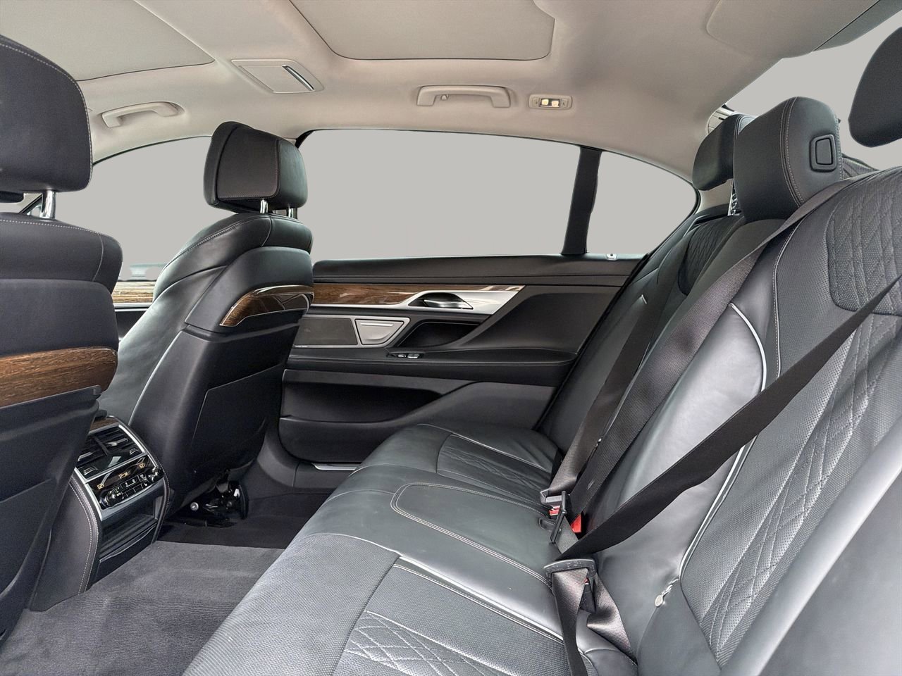 Used 2018 BMW 750i RWD image 16