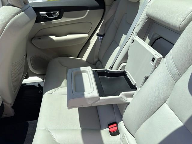 Used 2019 Volvo XC60 T5 Momentum w/ Multimedia Package AWD/4WD image 16