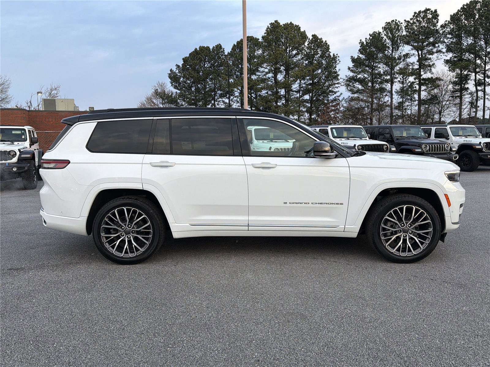 Used 2024 Jeep Grand Cherokee L Summit image 5