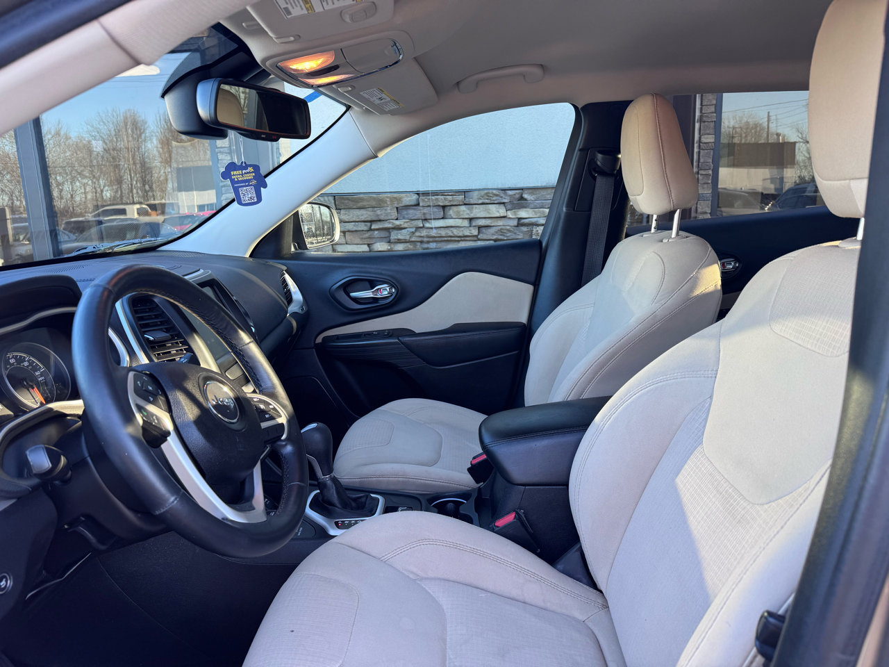 Used 2016 Jeep Cherokee Latitude w/ Comfort/Convenience Group image 14