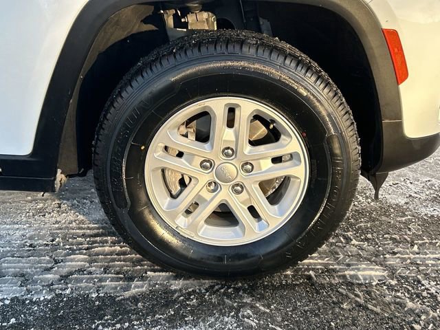 Used 2023 Jeep Grand Cherokee Laredo image 13
