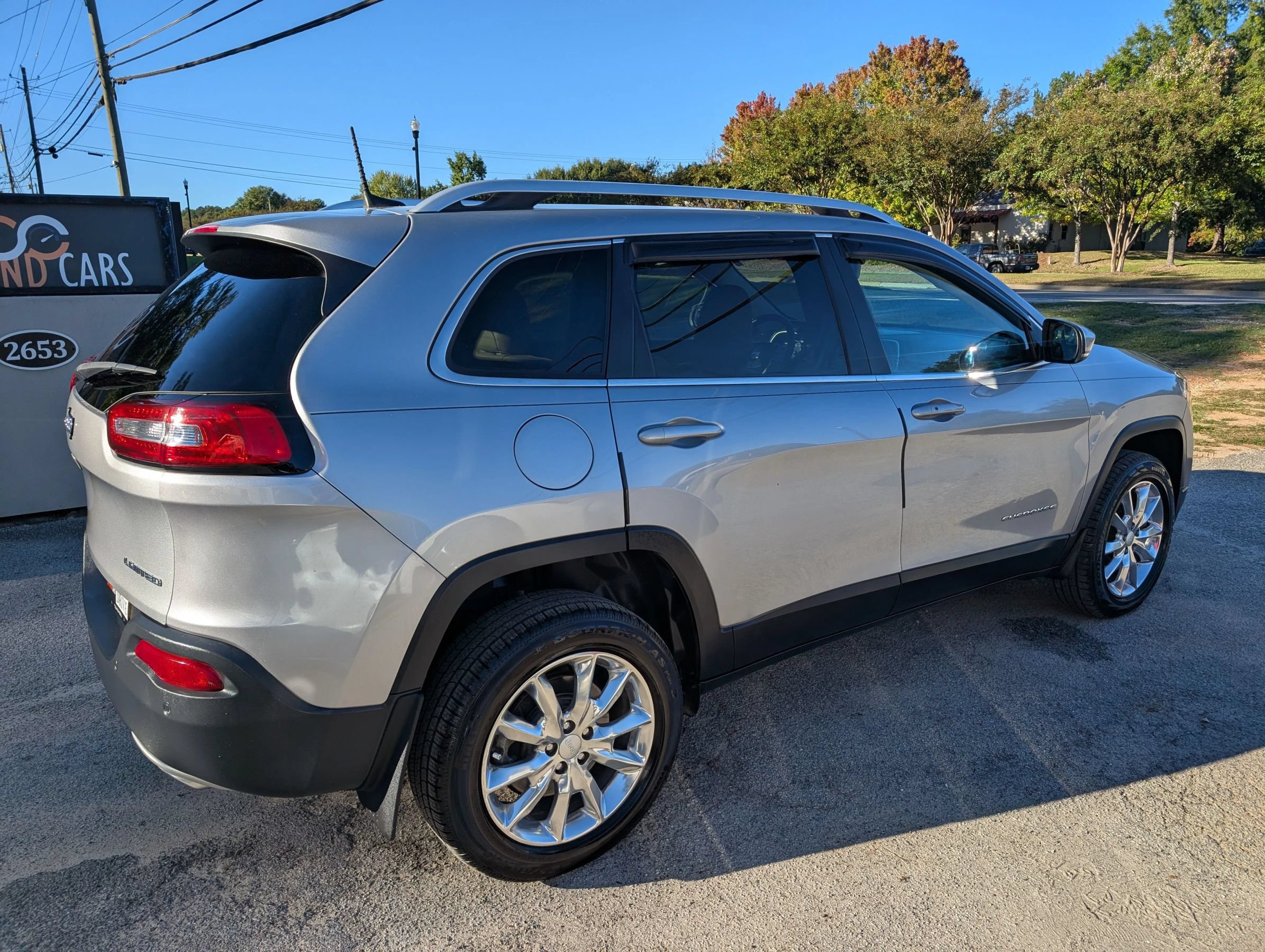 Used 2017 Jeep Cherokee Limited w/ Luxury Group AWD/4WD image 7