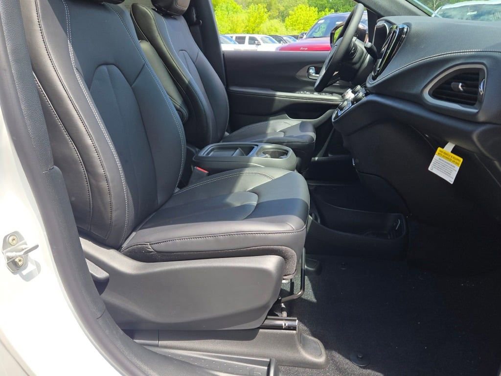 New 2027 Chrysler Pacifica Select AWD/4WD image 6