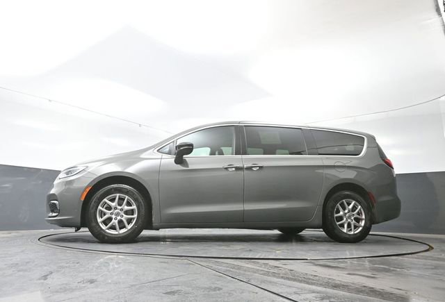 Used 2025 Chrysler Pacifica Select image 50