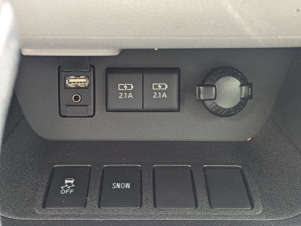 Used 2017 Toyota Highlander LE FWD image 17
