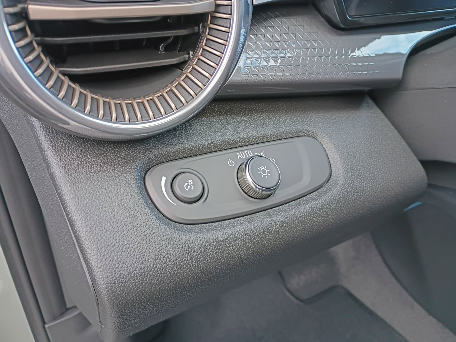 New 2026 Chevrolet Trax ACTIV w/ Sunroof Package image 29