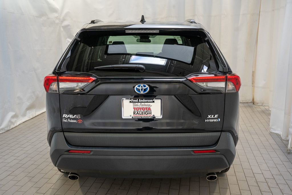 Used 2021 Toyota RAV4 XLE w/ Convenience Package image 4