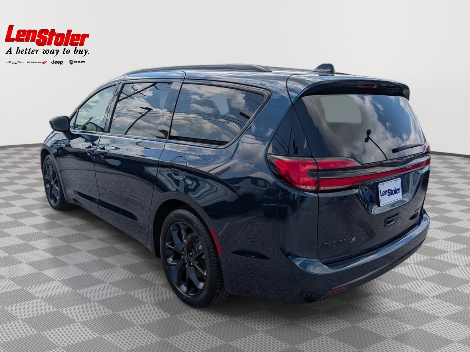 Used 2025 Chrysler Pacifica Limited FWD image 3