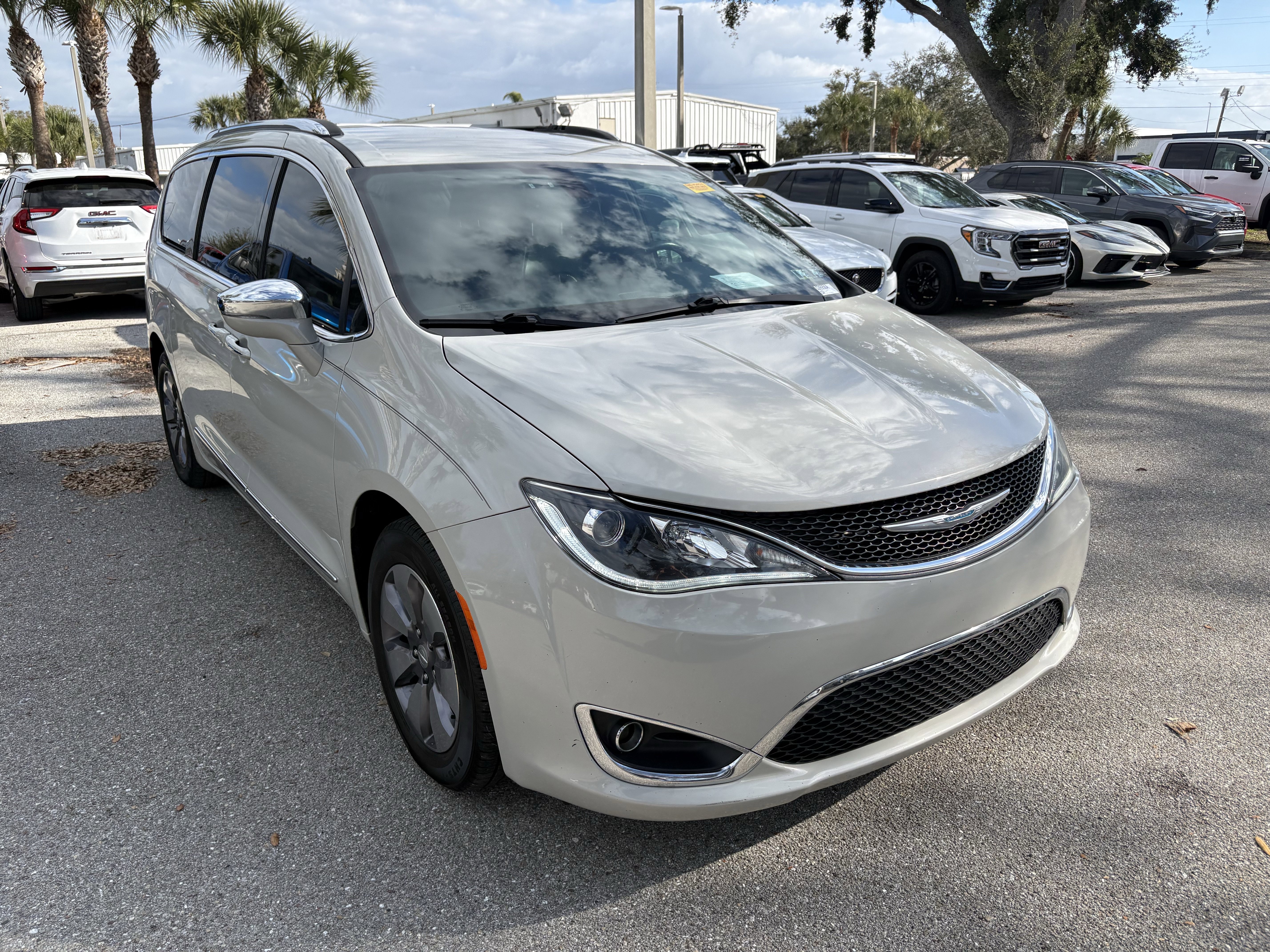 Used 2020 Chrysler Pacifica Limited image 1