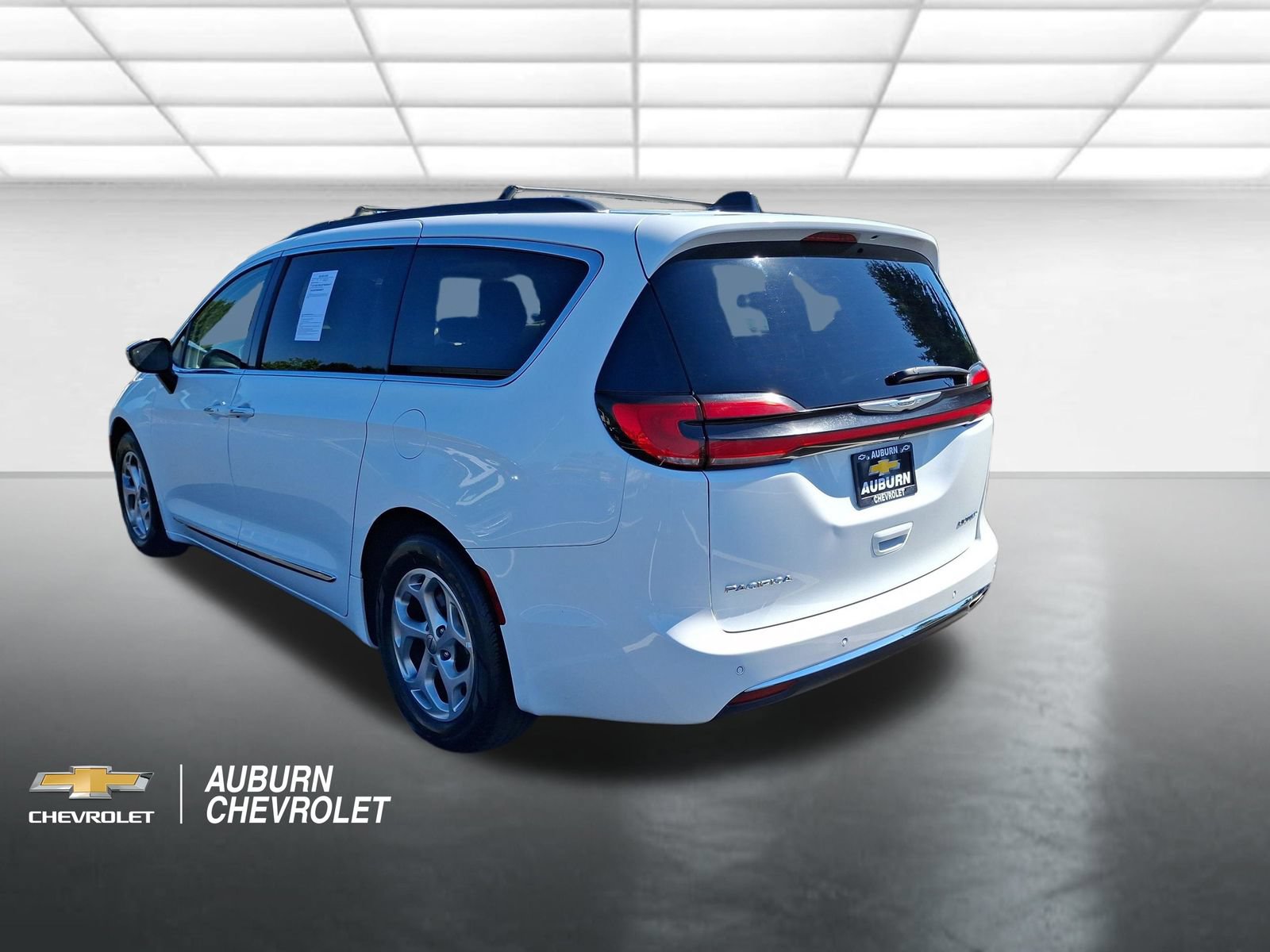 Used 2023 Chrysler Pacifica Limited FWD image 5