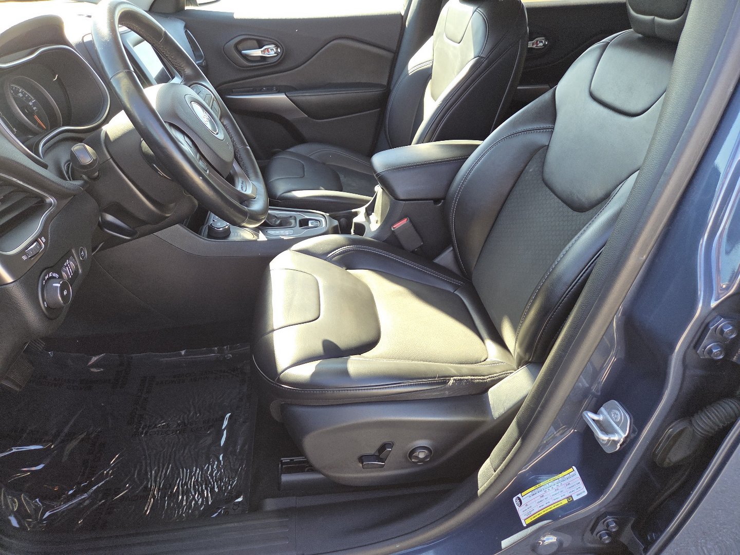 Used 2019 Jeep Cherokee Latitude Plus w/ Comfort/Convenience Group AWD/4WD image 24