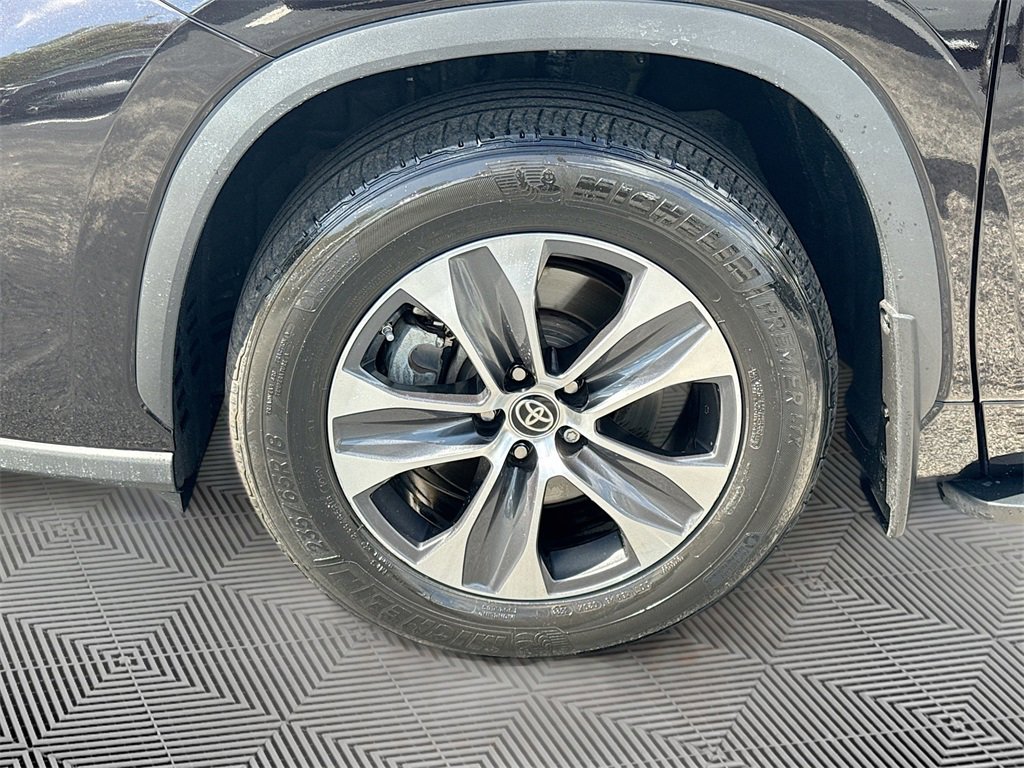 Used 2022 Toyota Highlander XLE image 32