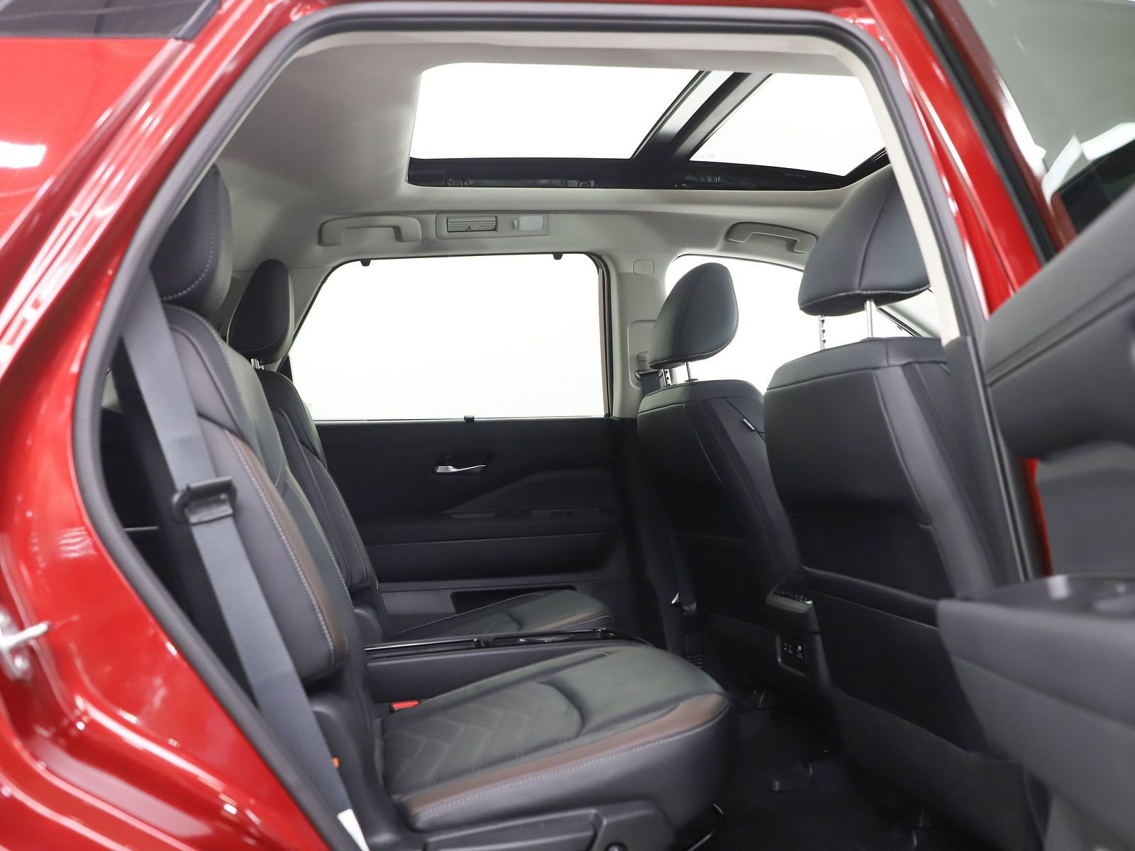 Used 2024 Nissan Pathfinder Platinum AWD/4WD image 13
