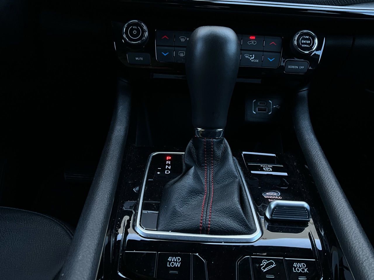 Used 2025 Jeep Compass Trailhawk image 24