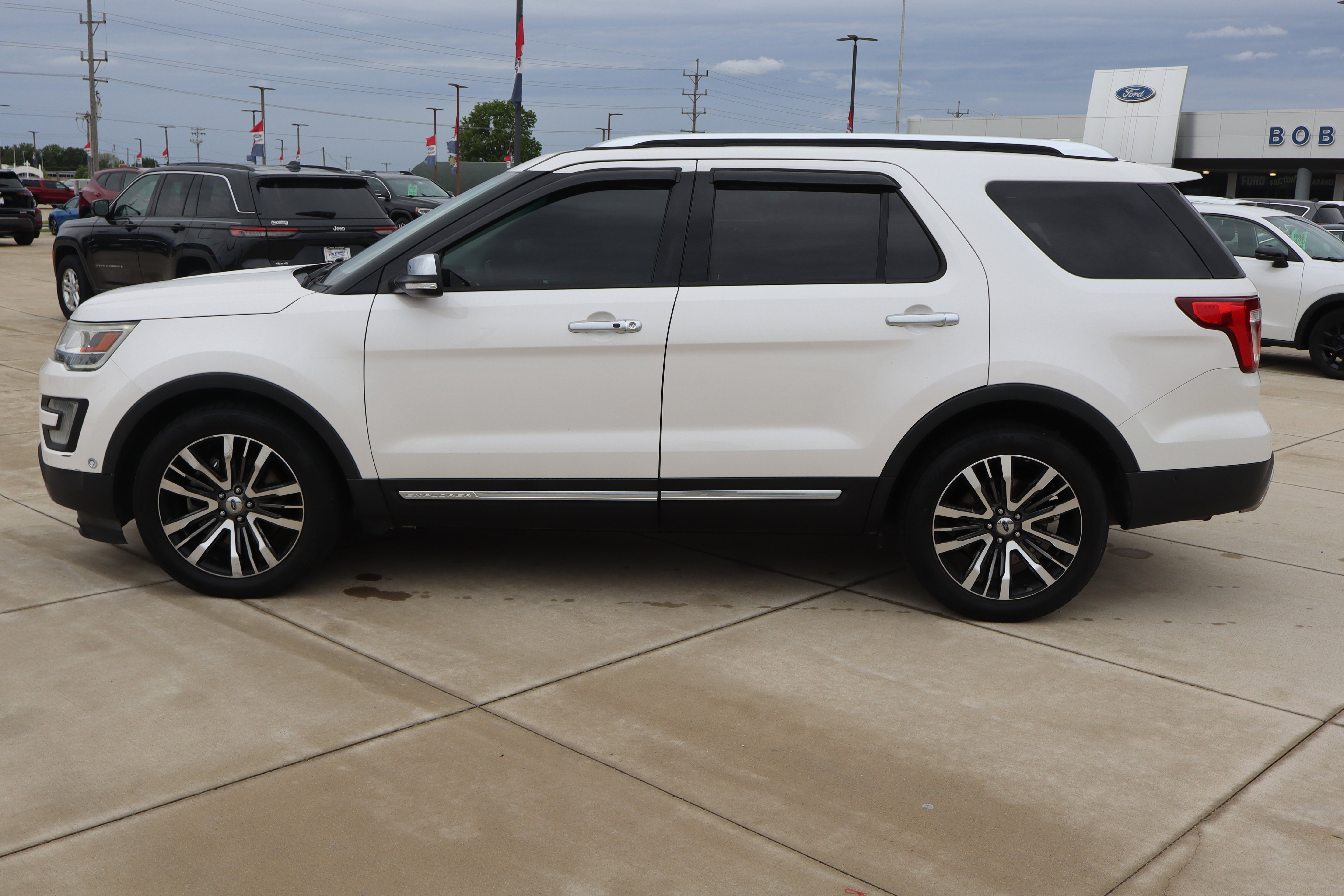 Used 2017 Ford Explorer Platinum AWD/4WD image 8