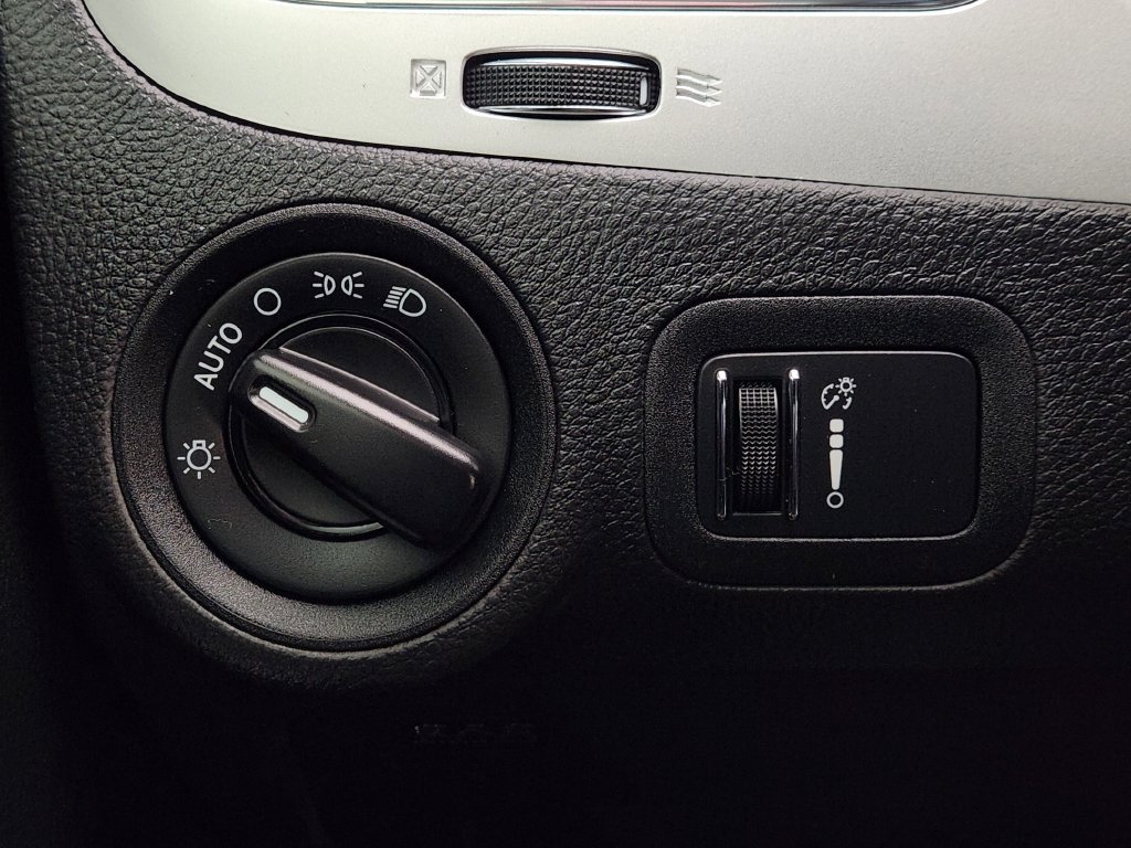 Used 2020 Dodge Journey SE w/ SE Popular Equipment Group FWD image 23