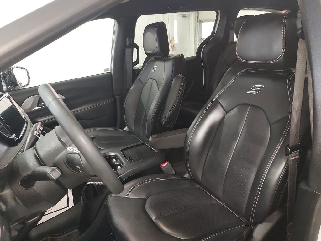 Used 2024 Chrysler Pacifica Select image 17