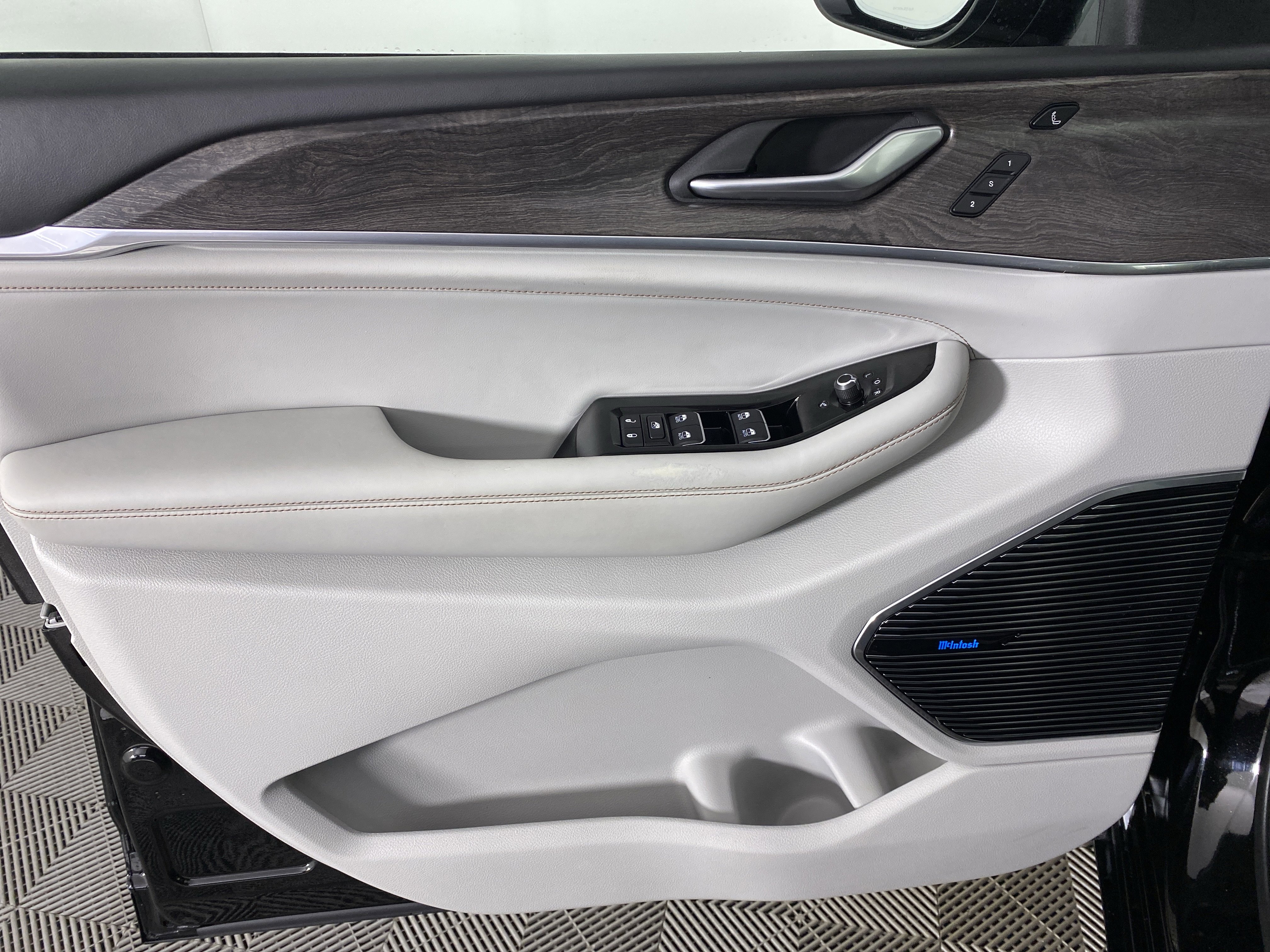 Used 2022 Jeep Grand Cherokee Overland w/ Luxury Tech Group IV image 15