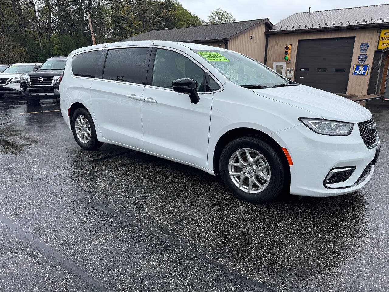 Used 2025 Chrysler Pacifica Select FWD image 2
