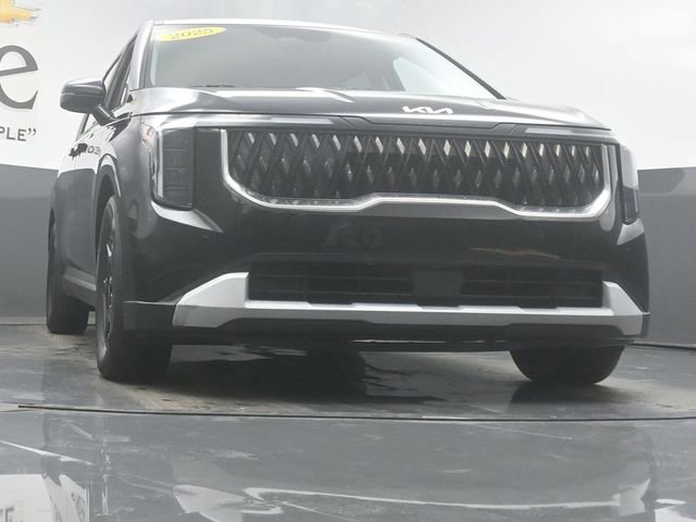 Used 2025 Kia Carnival FWD image 3