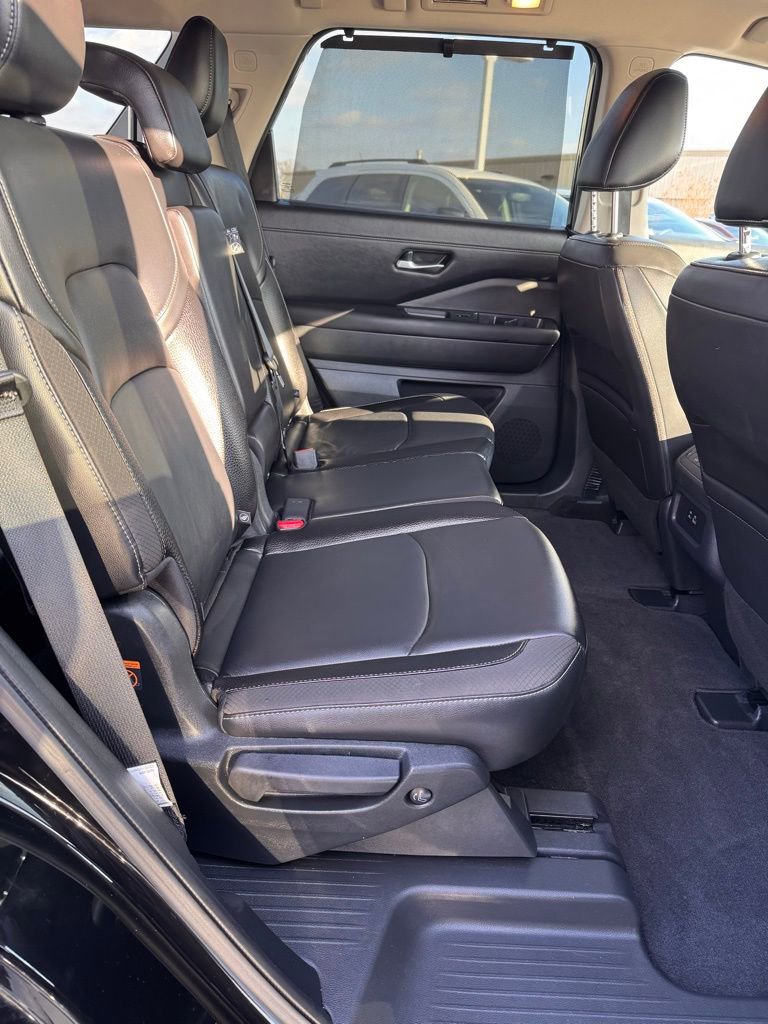 Used 2025 Nissan Pathfinder SL image 13