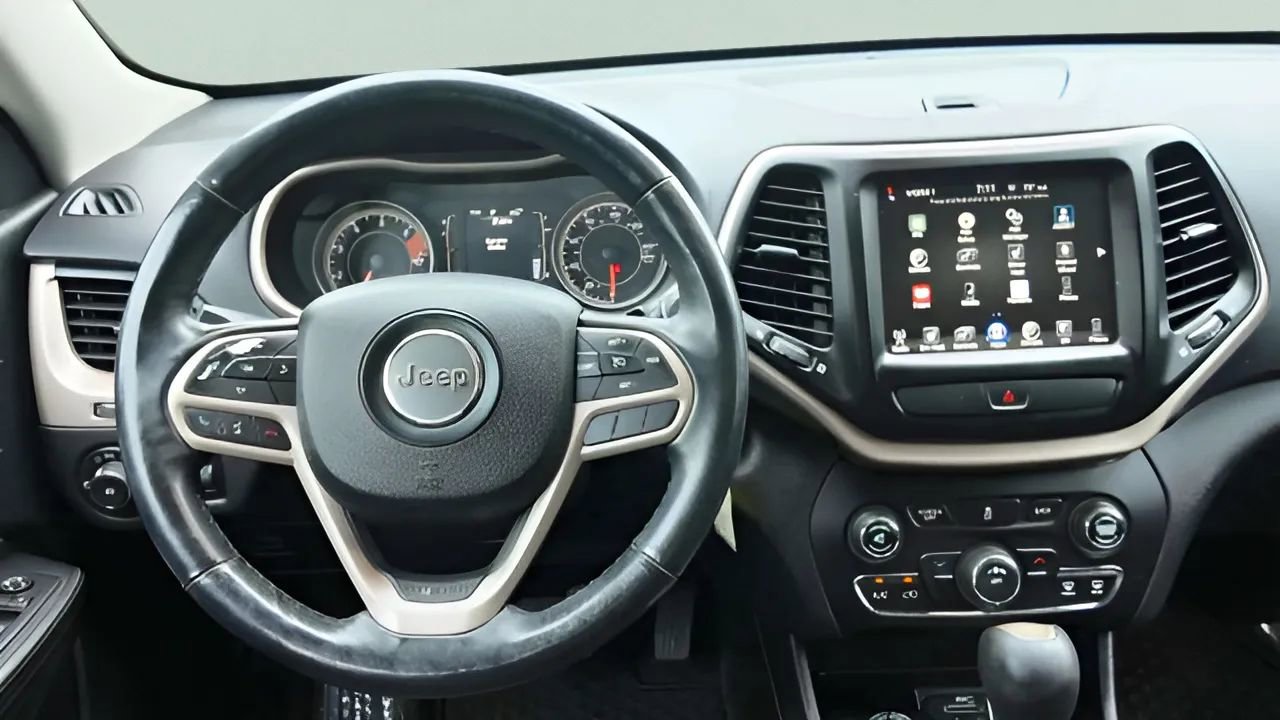 Used 2017 Jeep Cherokee Latitude w/ Cold Weather Group image 18