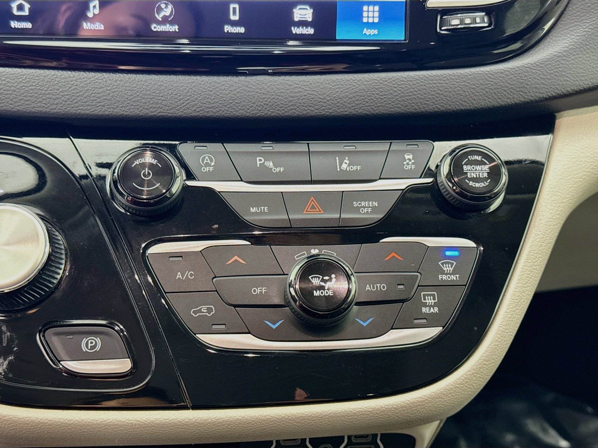 Used 2024 Chrysler Pacifica Touring-L FWD image 15