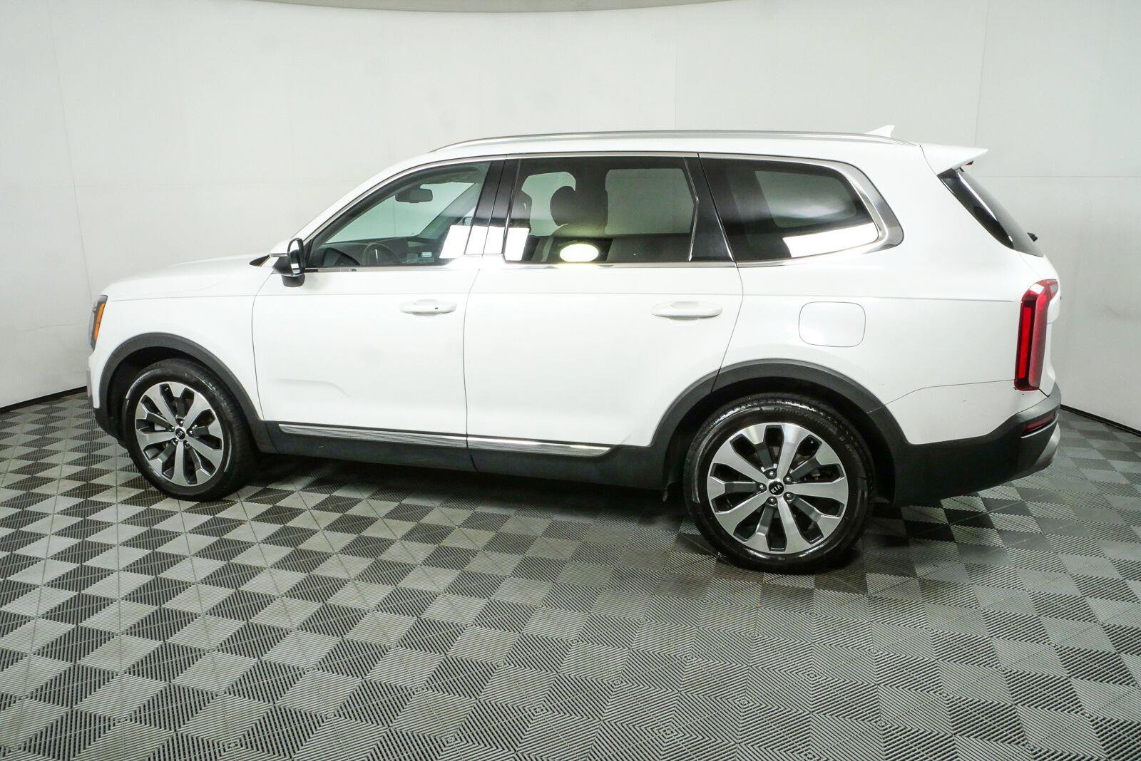 Used 2020 Kia Telluride EX w/ EX Premium Package FWD image 31