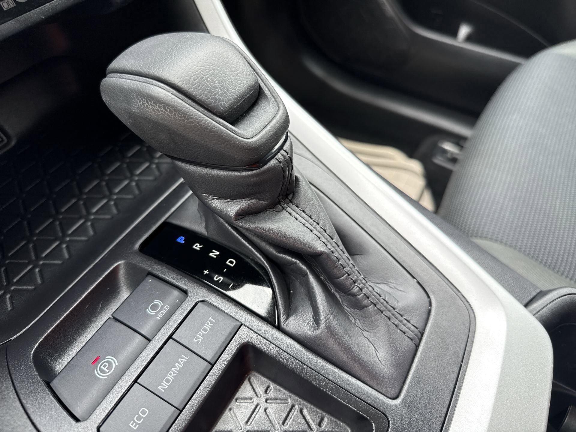 Certified 2025 Toyota RAV4 LE FWD image 21